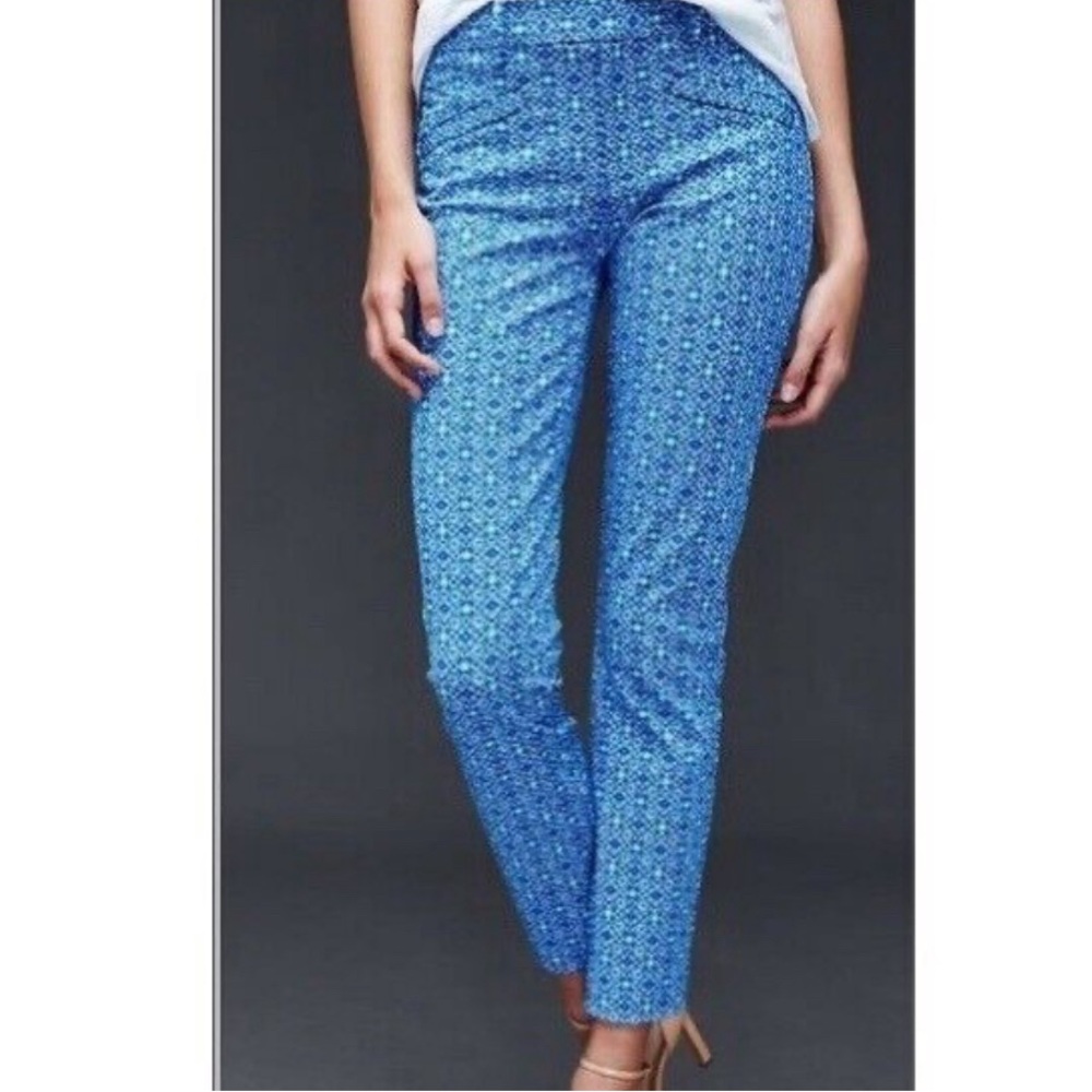 GAP LIKE NEW blue mosaic ankle cut pants size 6T. Stretc material. Excellent